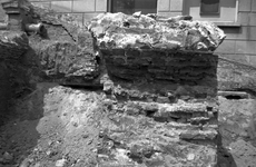 84265 Gezicht op de bij een opgraving gevonden resten van de stadsmuur bij het bastion Sterrenburg te Utrecht; op de ...
